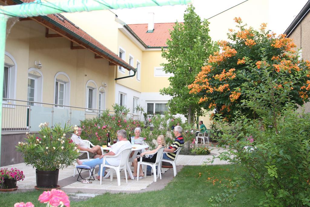 Pension & Weingut Storchenblick Illmitz Dış mekan fotoğraf